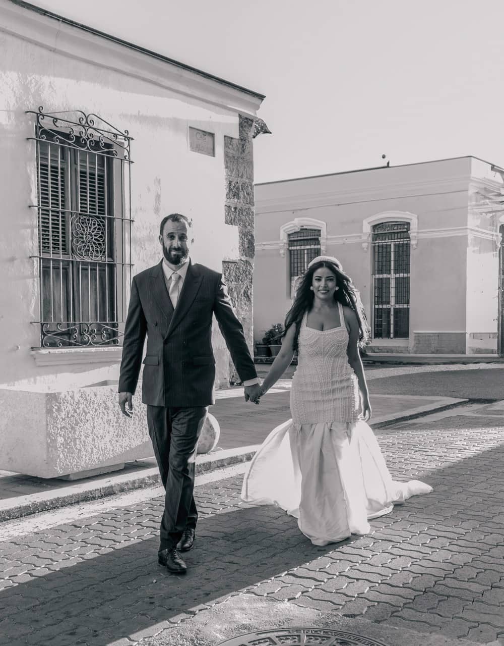 Retrato editorial de pareja con un gesto íntimo.