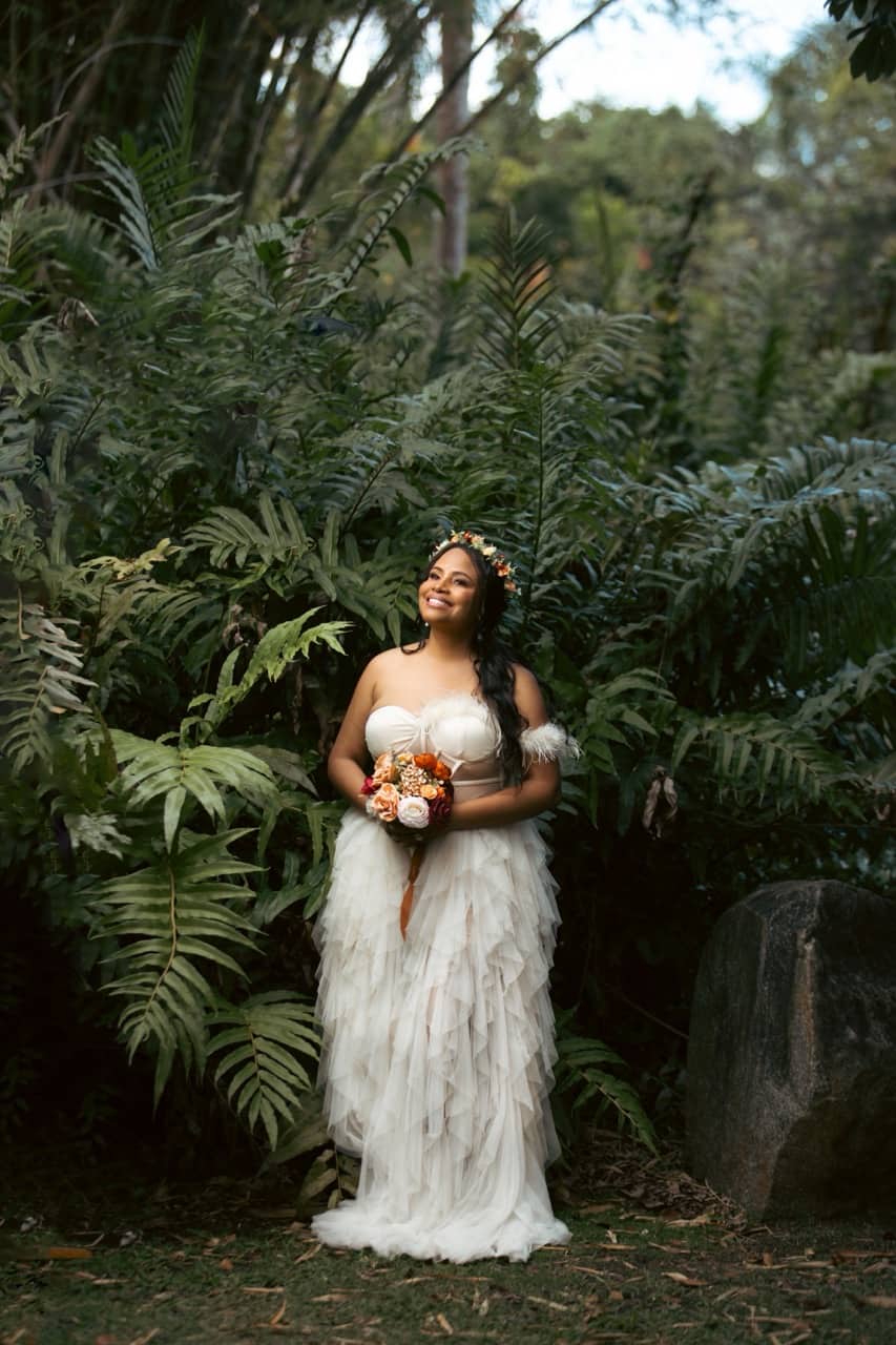 Novia en un retrato refinado con luz suave.