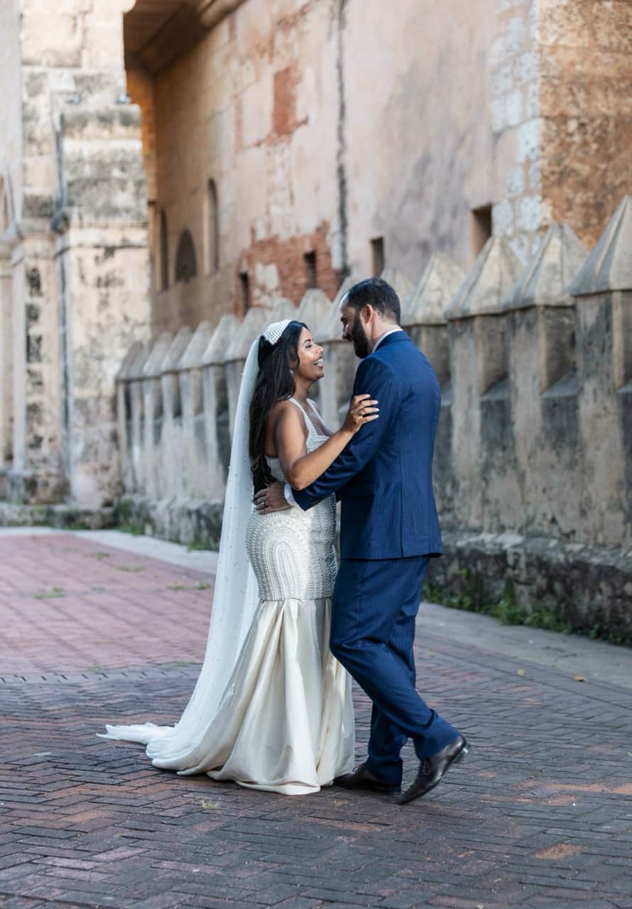 Retrato de pareja con cercanía y calma.