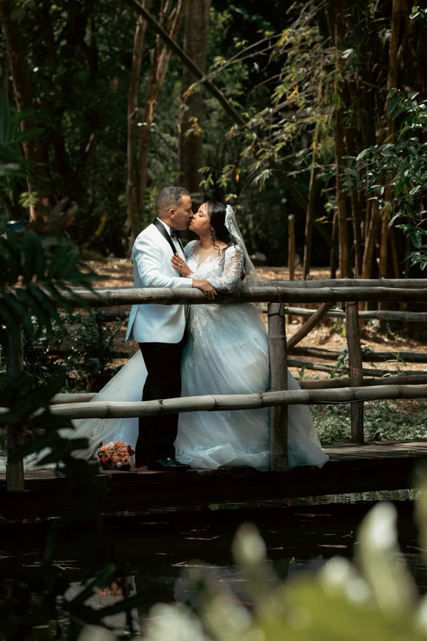 Pareja en un retrato romántico rodeado de naturaleza.