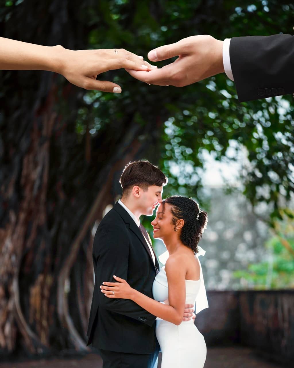 Retrato de pareja con encuadre artístico y delicado.