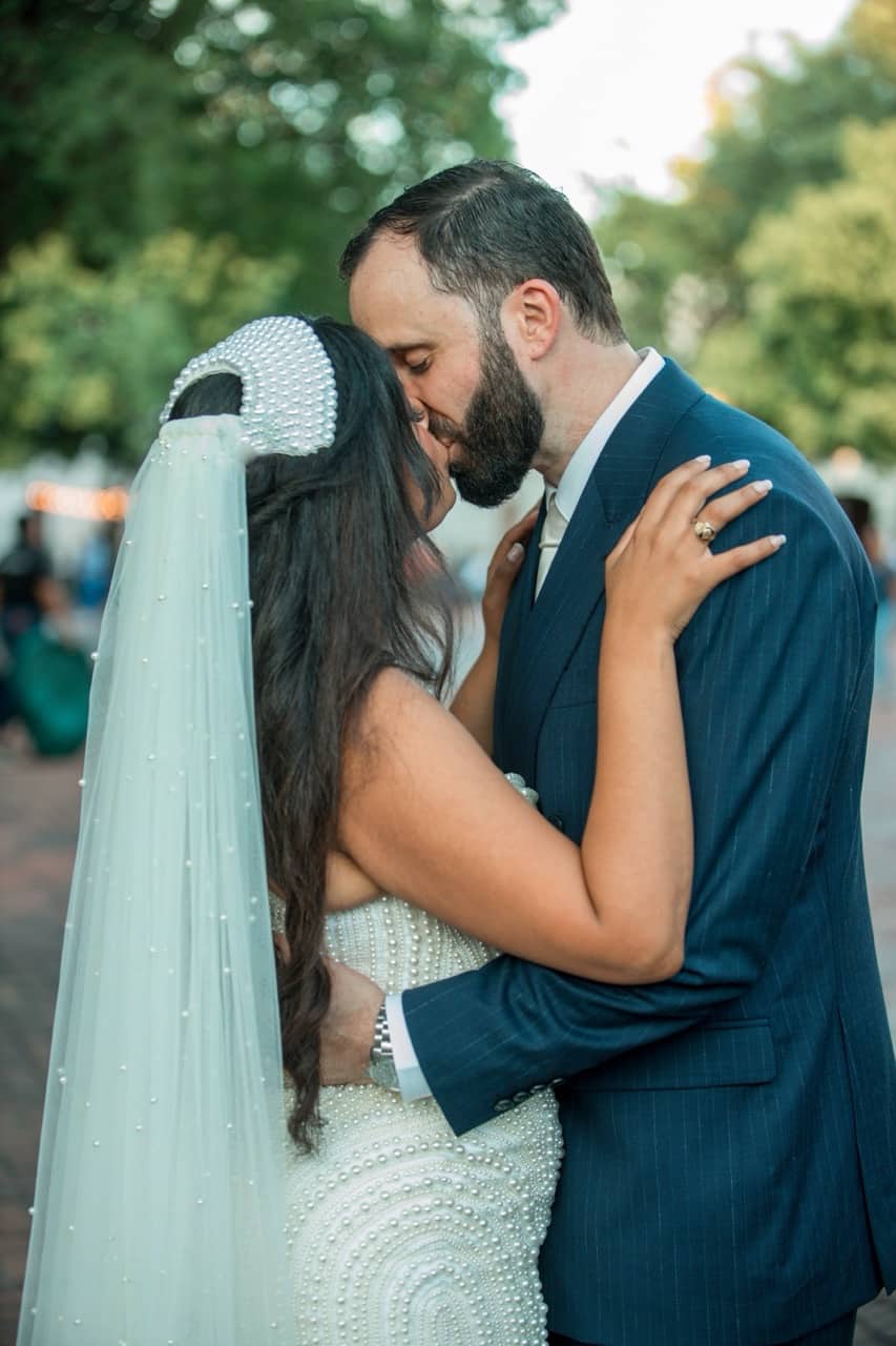 Pareja en un retrato de boda de luz cálida.